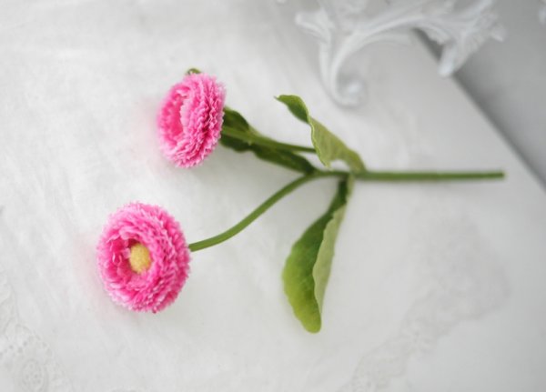 Tusensköna vacker konstblomma med gröna blad. Finns i tre olika nyanser