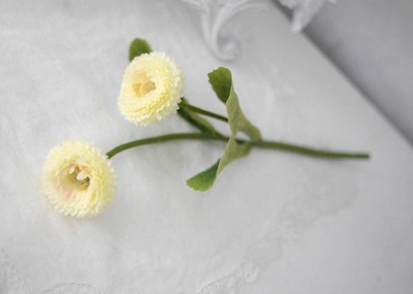 Tusensköna vacker konstblomma med gröna blad. Finns i tre olika nyanser