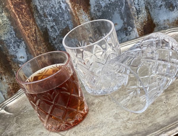 Vackert glas / dricksglas med mönster. I rund modell med mönster runt om. Mellan modell som passar både som vardags glas till fe