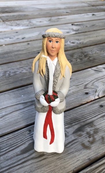 Tärna Lisa med ljus att dekorera med. Designad av Erkers Marie Persson Leksand. Unik i sin stil och modell. Ett Svenskt hantverk