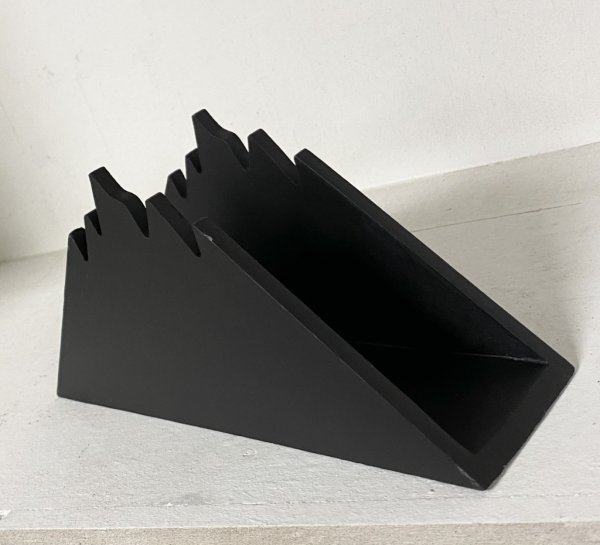 Svart servettställ i trä. Snygg kantig modell i stil med bergstopparupptill. Mäter ca 10,5*22,5*6cm