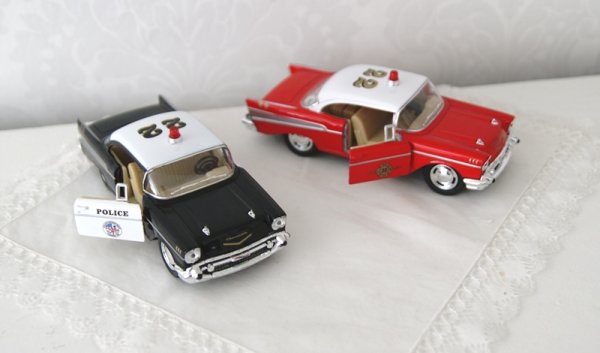 Utrycknings fordon från 1957 Chevrolet Bel Air Med öppningsbara fram dörrar, blandare på taket och gummi däck. I så kallad pull