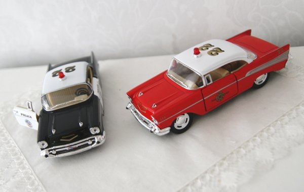Utrycknings fordon från 1957 Chevrolet Bel Air Med öppningsbara fram dörrar, blandare på taket och gummi däck. I så kallad pull