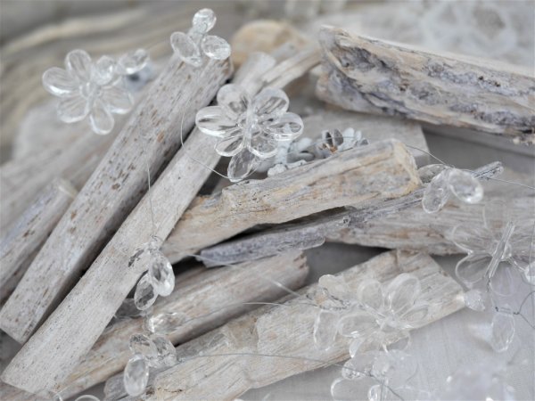 Dekorations girlang att pynta, duka, pyssla och dekorera med. Klara dekorationer och pärlor i plats på silver tråd. Finns i tre