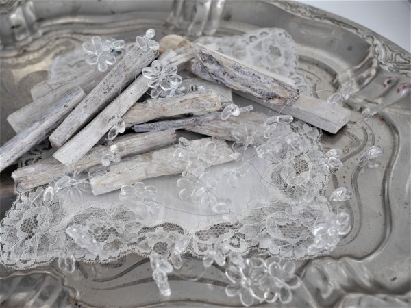 Dekorations girlang att pynta, duka, pyssla och dekorera med. Klara dekorationer och pärlor i plats på silver tråd. Finns i tre