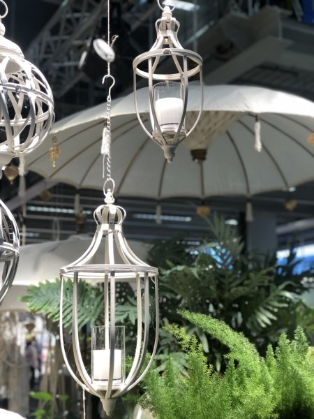 Torun hängande vit lykta med cylinderglas i klart glas. Finns i två storlekar -Större -Mindre Hänger i kedja med krok upptill. P