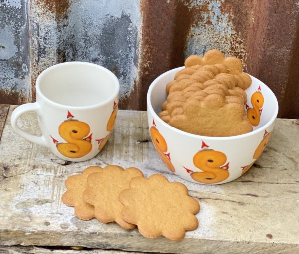 Söta glöggkoppar som passar lika bra till lilla kaffekoppen. En mindre skål till pepparkakor, russin eller knäck tex. I vitt por