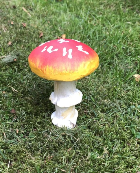 Flugsvamp med konstgjord att dekorera, pynta och pyssla med . Välarbetade och verklighetstrogna. Med en metall stick under ifall