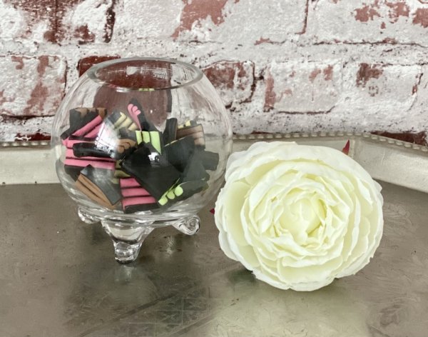 Rundad vas / skål på tassar. Vacker modell som passar lika bra till blommor som godis eller flyt blommor. Helt i glas med vackra