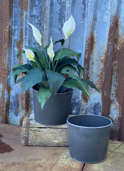 Grå kruka i rund modell. För blommor eller förvaring inomhus som utomhus. Tillverkad i tålig hård plast. Går i en skiftande typ