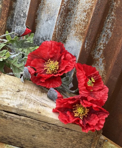 Röd vallmo med en stor utslagen blommor och en liten knoppig. Välarbetad och vacker konstgjord blomma med gröna blad. Mäter ca