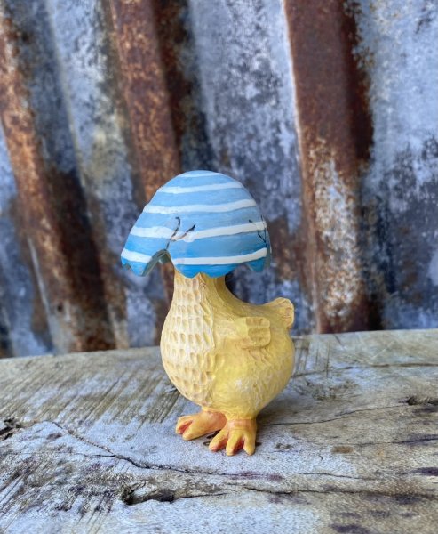 Söta Peppe påsk kyckling med påskägg på huvudet. Detaljrik och välarbetad i klara glada nyanser. Att pynta och dekorera med. Ägg