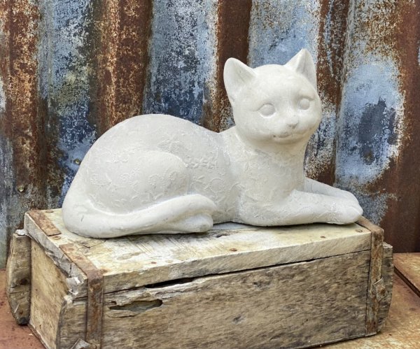 Stilig och elegant liggande katt i betong. Detaljfull och välarbetad med detaljerat mönster. Att dekorera med inomhus som utomhu