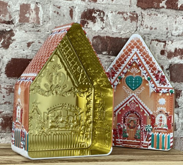 Fin och rolig stor plåtburk i modell av ett dekorerat pepparkakshus. Välarbetad och detaljrik lika praktisk för förvaring som fi