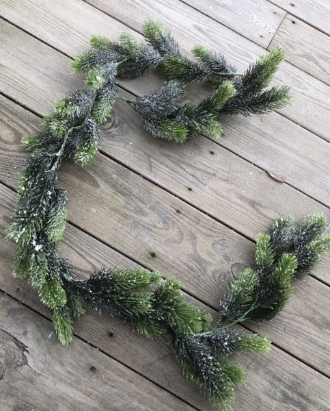 Vacker granris girlang med pudersnö att dekorera med. Välarbetad och vacker konstgjord längre tätare modell. Att lägga på spisel