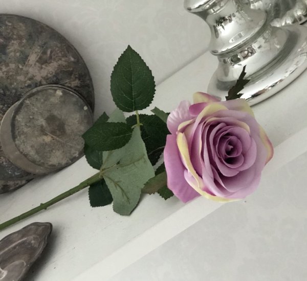 Vacker rosa/lila ros med gröna blad och lång stjälk. Välarbetad verklighetstrogen och vacker modell som gör sig lika bra ensam i