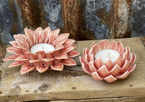 Vacker ljuslykta formad som en blomma. Går i en mjuk rosa nyans och finns i två modeller -Utslagen -Knoppig Tillverkad i keramik