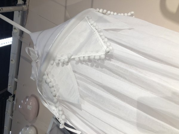 Vacker sänghimmel i tyg. Böljande modell med vacker bord runt om upptill med små tyg bollar. Sänghimmeln finns i tre nyanser -R