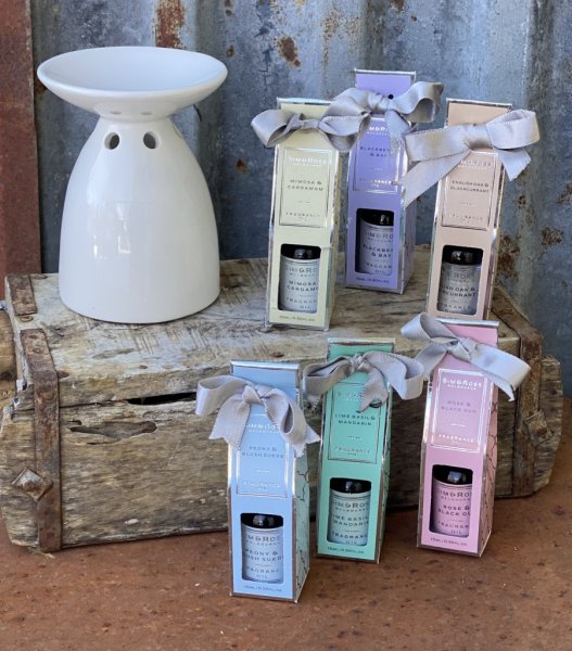 Doftolja till tex aromalyktor / aromalampa i flera olika dofter. -Peony & Blush Suede -English oak & blackcurant -Mimoisa & car