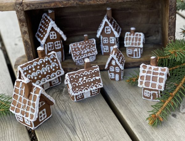 Konstgjort brunt pepparkakshus med vita detaljer och lätta glitter inslag. Finns i flera olika storlekar om modeller. -Litet Hö