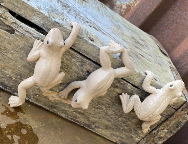 Groda att dekorera med. Modell som kan hänga på tex en kruka så det ser ut som om grodan klättrar på krukan. Passar också att ha