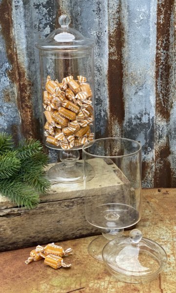 JEKYLL vacker och elegant glasburk på fot med lock. Stilfull och elegant rund modell som finns i två storlekar -Högre -Lägre För