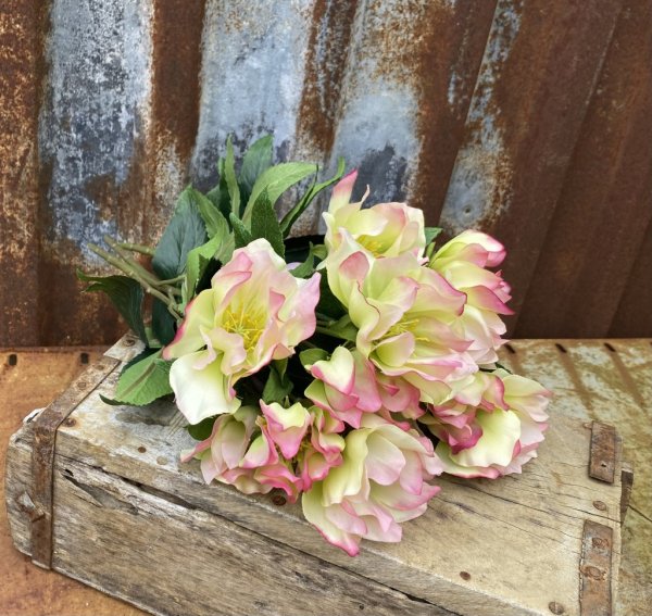 Vacker julros i vitt med rosa inslag. I bukett modell med flera blommor och gröna blad. Vacker och välarbetad. Från Mr Plant Hö