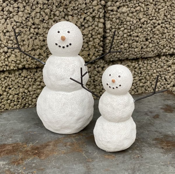 Söt snögubbe att dekorera med. Vinter vit med svarta armar i metall som armar. Ögon mun och klassisk morots näsa. Finns i två st
