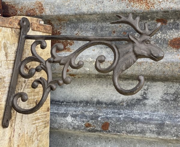 Konsol med älg i järn. Med krok framtill så man Jan hänga en lykta eller ampel på den men funkar också att bygga egna hyllor me