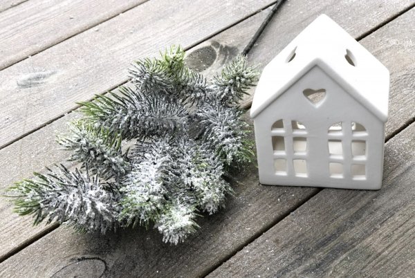 Vacker granris girlang med pudersnö att dekorera med. Välarbetad och vacker konstgjord längre tätare modell. Att lägga på spisel