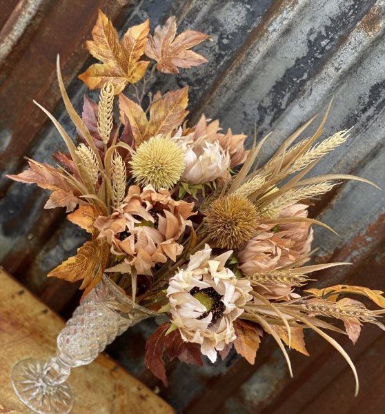 Solros i vacker höst inspirerad torkad modell. Natur trogen och välarbetad konstgjord blomma. Finns i två nyanser -Brun -Beige L