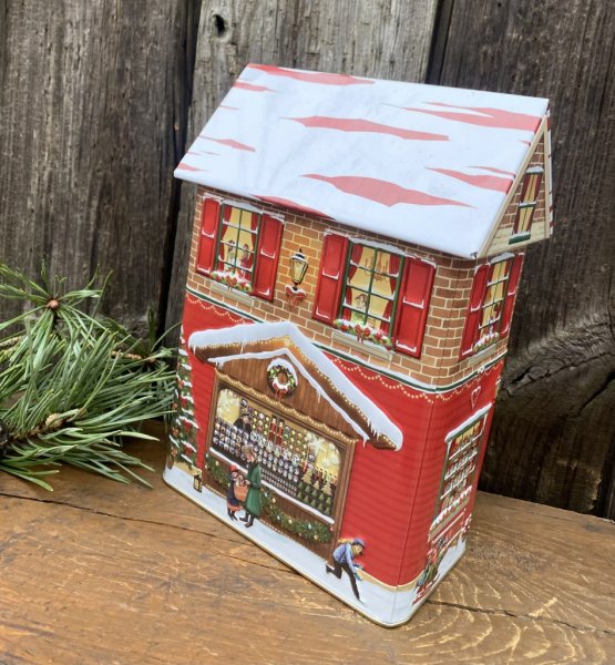 Vacker plåt burk i hus modell Cookie & Sweet. Detaljfull och dekorerad med fina detaljer runt om. Avtagbart lock. Huset är lika