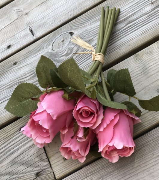 Vacker ros bukett med rosor cream och gröna blad. Mixad bukett om större och mindre rosor i samma bukett. Välarbetad och vacker