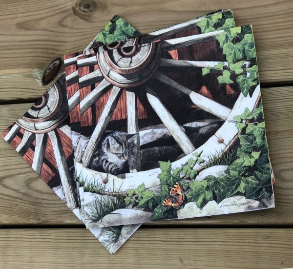 Vackra servetter med natur troget motiv av en katt som smyger på en fjäril omgiven av murgröna. Färgfulla och detalj fulla serv