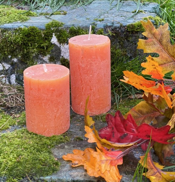 Höst orangea block ljus i cylinder modell. Finns i två storlekar -Högre -Lägre I antik modell med ruffig ojämn yta. Högre Brin