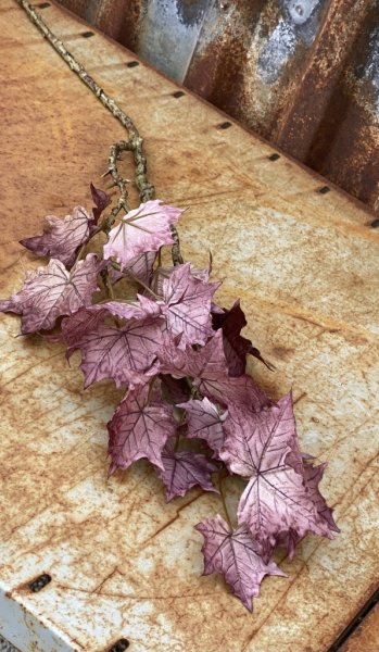 Vacker lönn kvist/gren med höst färgade blad i gammelrosa/ lila nyans. Välarbetad och vacker konstgjord modell med flera blad i