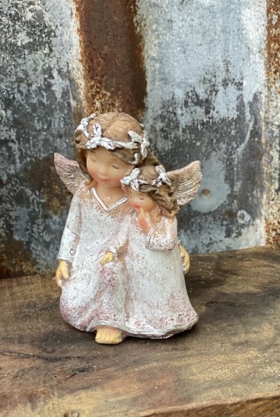 Mamma dotter ängel i Söt modell med fina detaljer runt om. Går i mjuka nyanser med inslag av silver glitter. Detaljfull och väl