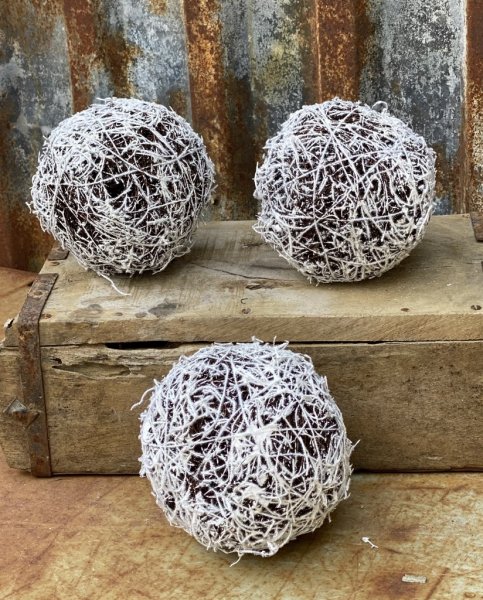 Gren boll med puder snö. Natur material bearbetad till en fast boll. Att ha som bas i ett blomster arrangemang till snitt blommo