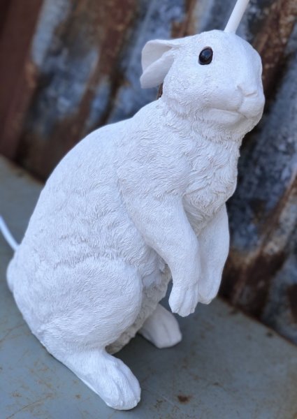 Super söt och jätte gullig vit lampa med en stor kanin som lampfot. Med tillhörande vit skärm. Välarbetad och detaljfull med fi