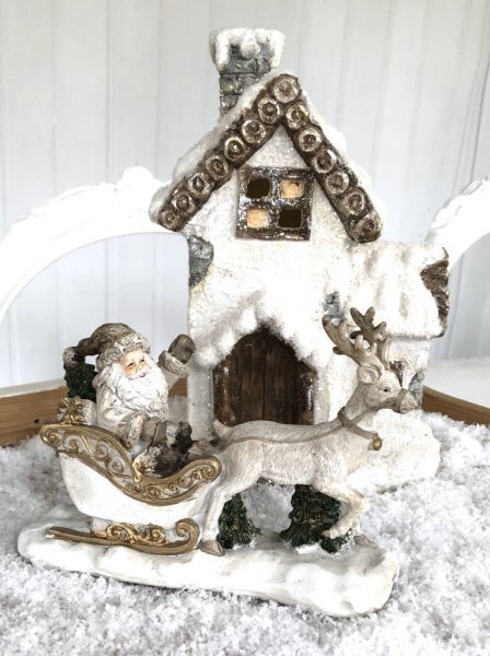 Tomte med släde och ren. Vacker och detaljfull modell i guld och vitt med gröna inslag. stilfull och elegant färg mix. Mäter 20