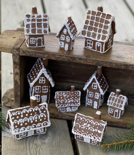 Konstgjort brunt pepparkakshus med vita detaljer och lätta glitter inslag. Finns i flera olika storlekar om modeller. -Litet Hö