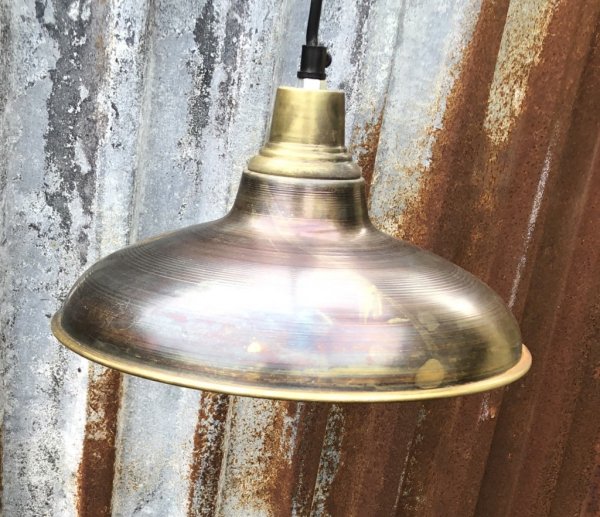 Vacker taklampa i industri stil. Vid skärm i gammeldags modell. Tillverkad i plåt och går i en antik guld färgad nyans med fabri