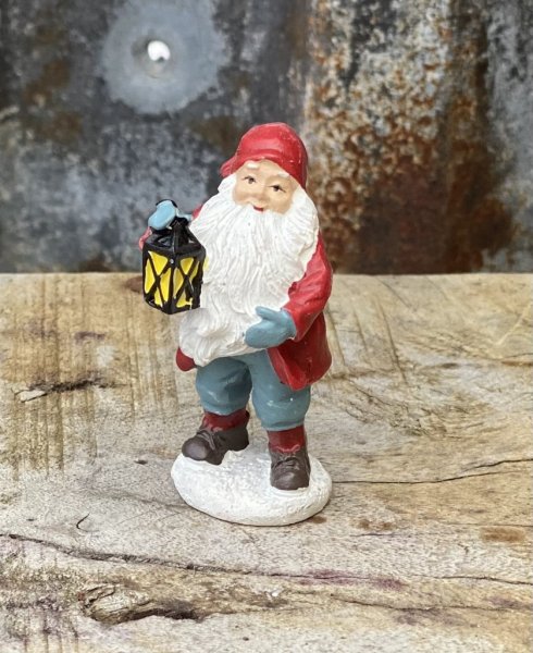 Tomte tomtefar med lykta i handen. Lite mindre i modellen så han passar bra i tex ett vinterlandskap eller en jul by. Söt detalj