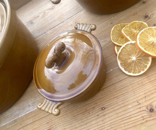 Vacker och praktisk gryta CHEF från Miljögården. Går i en höst orange nyans och har handtag på sidorna samt lock. Finns i tre st