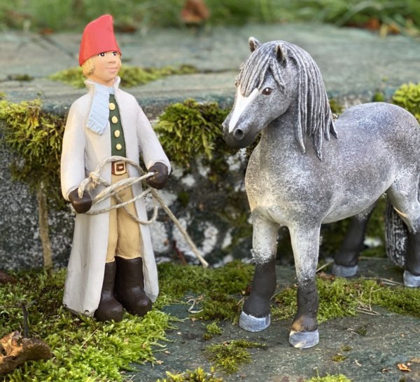 Staffan stalledräng att dekorera med. Staffan har ett snöre i handen som man kan fästa på en av hästarna om man vill. Designad