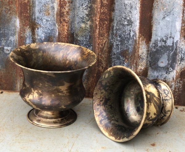 Vacker antik kruka/urna på fot i skål modell. Går i en ruffig nyans av antik guld. Finns i två storlekar. -Högre -Lägre Tillverk