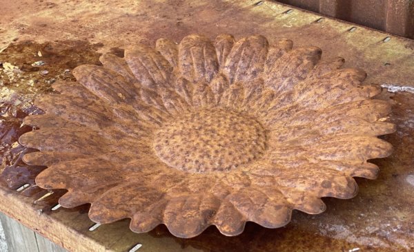 Solros fat i större modell. Tillverkat i plåt och går i en rost nyans med ruffig yta. Att dekorera med inomhus som utomhus. Mä