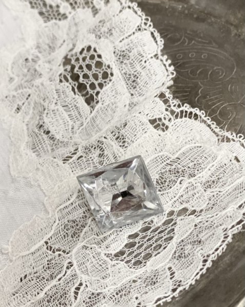 Vackert ljussmycke /ljusnål röd diamant droppe med nål på baksidan. Finns i två storlekar -Större -Mindre Med vackert skimmer.