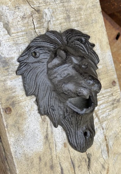 Kapsylöppnare lejon i väggmodell. Större i dekorativ modell tillverkad i järn. Lika fin enbart som vägg dekoration som praktisk