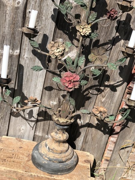 Vacker Fransk kyrkoljusstake / kandelaber hög modell i antik stil. Dekorerad med blommor och rosor. I snirklig detaljfull modell